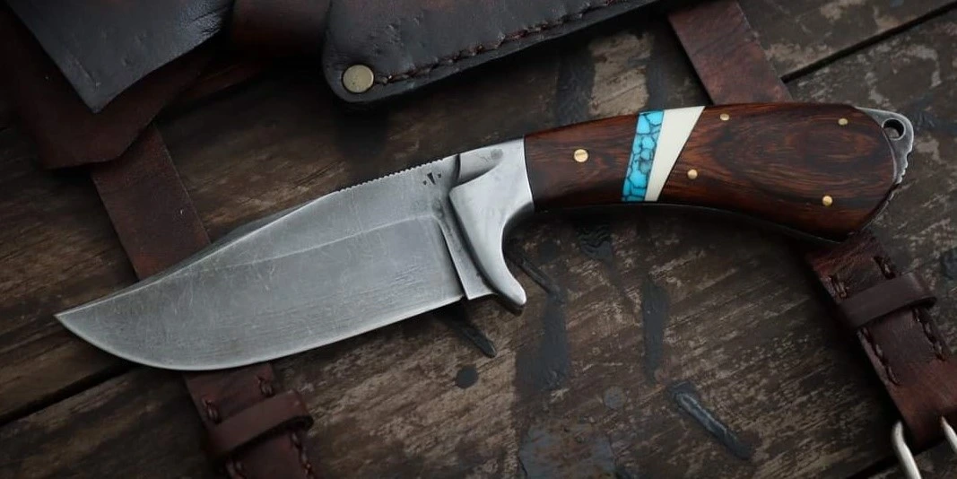 Couteau bowie forgé, manche en bois de fer